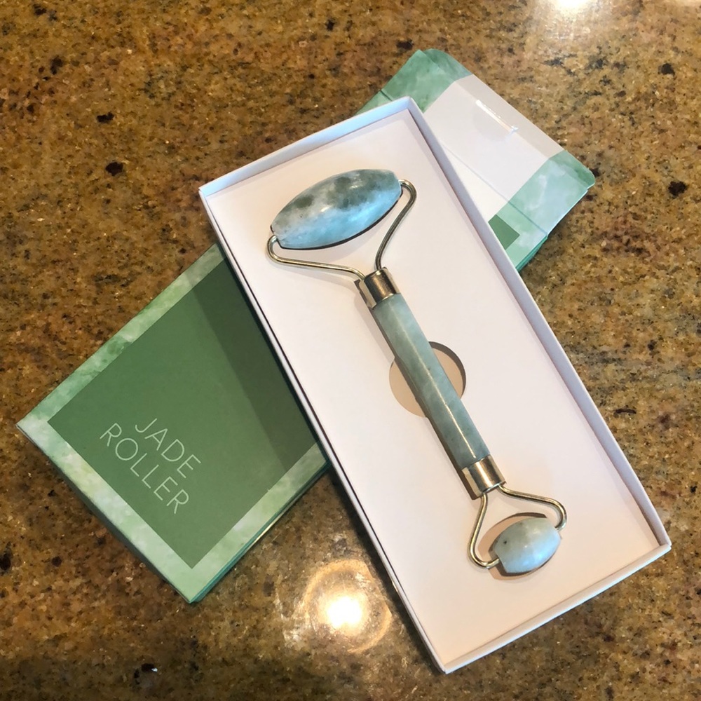 New jade face roller